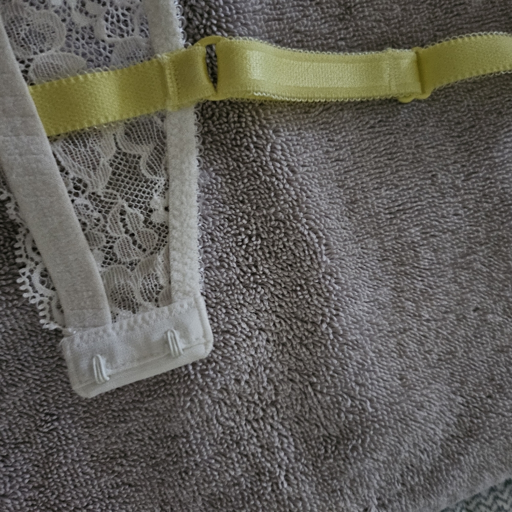 EUC VICTORIA SECRET BRA - Picture 4 of 5